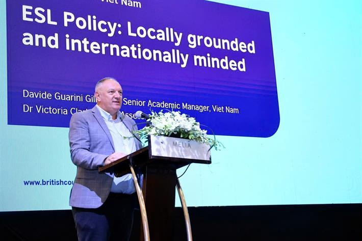 Ông Davide Guarini Gilmartin, Giám đốc học thuật cao cấp của Hội đồng Anh góp ý dự thảo Đề án. m3.jpg