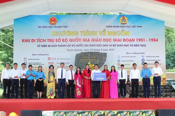 Đoàn công tác tặng quà cho các Trung Tâm Đăng Nhập MM88 Chính Thức Mới, MM886 slot game, bắn cá, lô đề, đá gà, nhân dân tại thôn Khuôn Trú. z69563141987964ffe1e5e4170edaae0930f7491e33d22.jpg