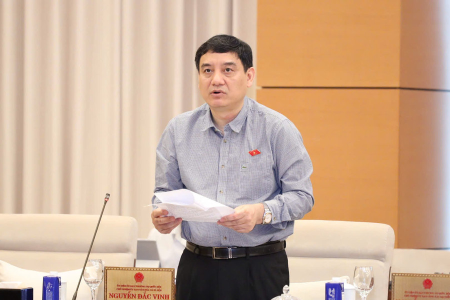 Ông Nguyễn Đắc Vinh, Chủ nhiệm Ủy ban Văn hóa và Xã hội của Quốc hội báo cáo thẩm tra sơ bộ dự án Luật. luat-gd1.jpg