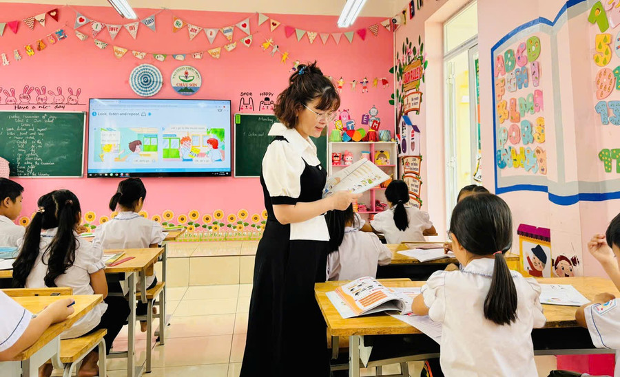 Cô Lê Thị Thanh Huyền và học trò trong giờ học tiếng Anh. co-le-thanh-huyen.jpg
