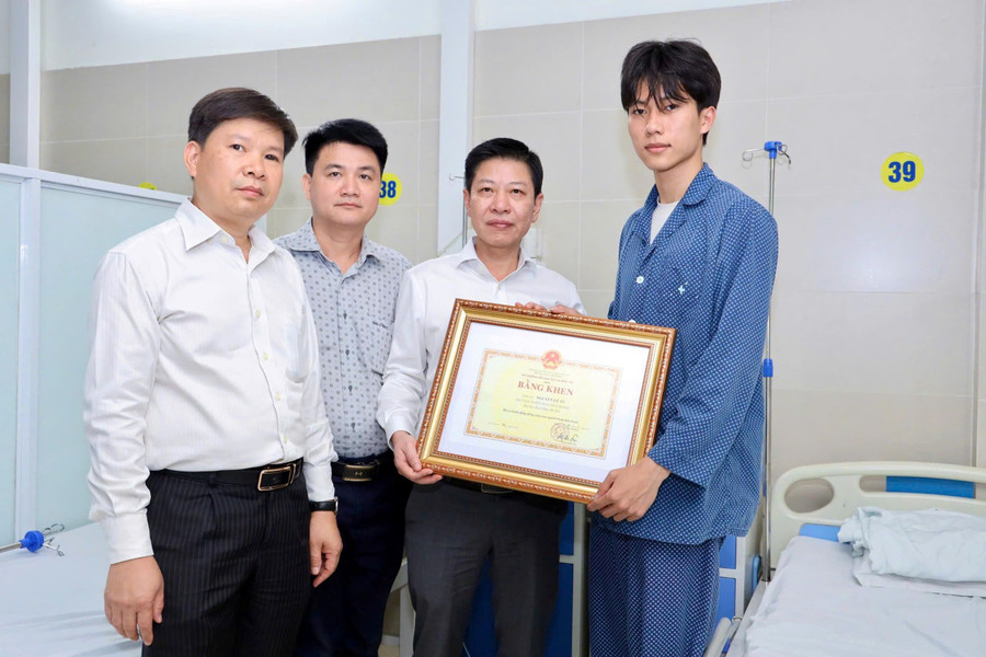 MM888 Việt Nam Tải App Nguyễn Lê Tú nhận bằng khen của Bộ GD&ĐT.
