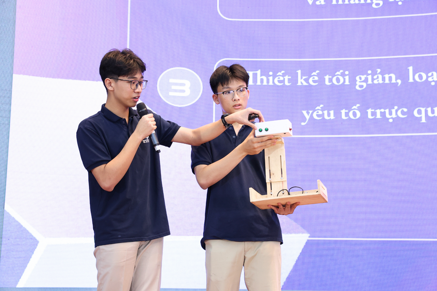 Sản phẩm AI Vision Reader được mang lên giới thiệu trực quan trên sân khấu, thuyết phục ban giám khảo. image005.png