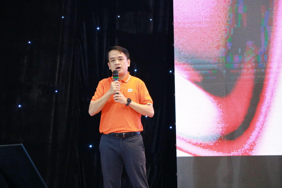 Đại diện Khối Giáo dục FPT phát biểu truyền cảm hứng cho các bạn trẻ theo đuổi công nghệ. image007.jpg