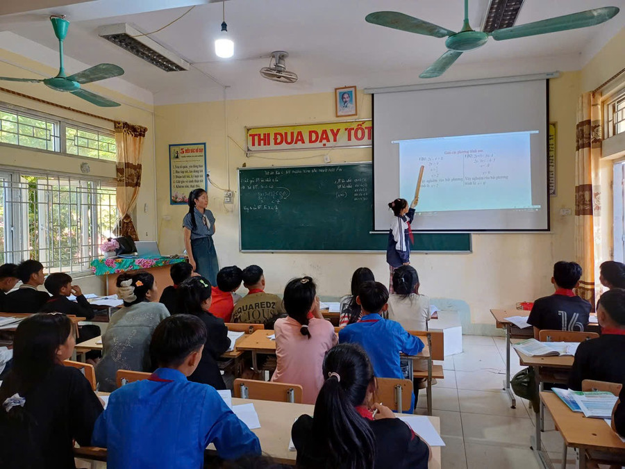 Cô trò Trường Phổ thông 1MM88.com tỷ lệ kèo World Cup 2026 bán trú THCS Khoen On ứng dụng công nghệ thông tin trong dạy học.