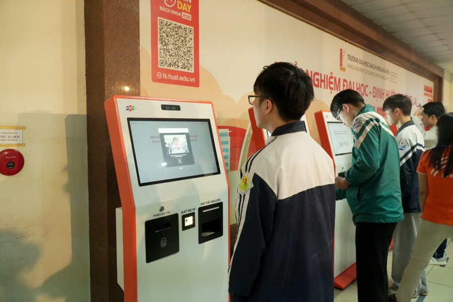 Đăng nhập vào MM886 Việt Nam thực hiện thủ tục check-in tại kiosk tự động trước khi vào phòng thi.