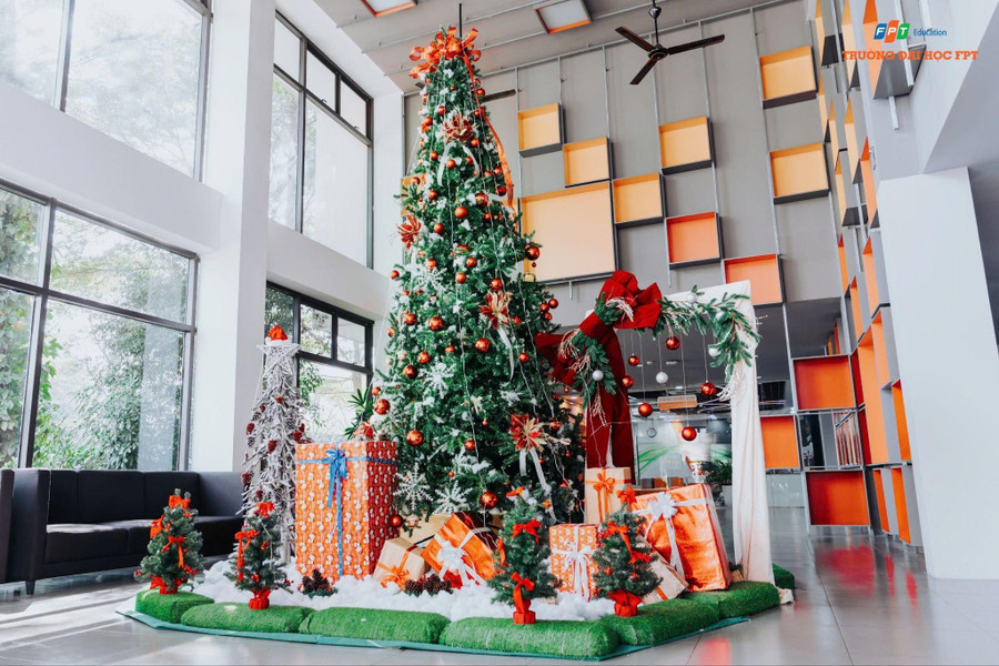 Tại mỗi campus, cây thông Noel được bố trí nổi bật ở các khu vực trung tâm, như một dấu hiệu nhận diện của mùa lễ hội, đưa không khí Giáng sinh lan tỏa khắp không gian học đường. image003.jpg