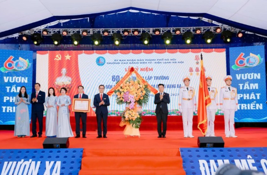 Thứ trưởng Bộ GD&ĐT Lê Quân thừa ủy quyền trao Huân chương Lao động hạng Ba và tặng hoa chúc mừng tập thể Trường Cao đẳng Điện tử - Điện lạnh Hà Nội.