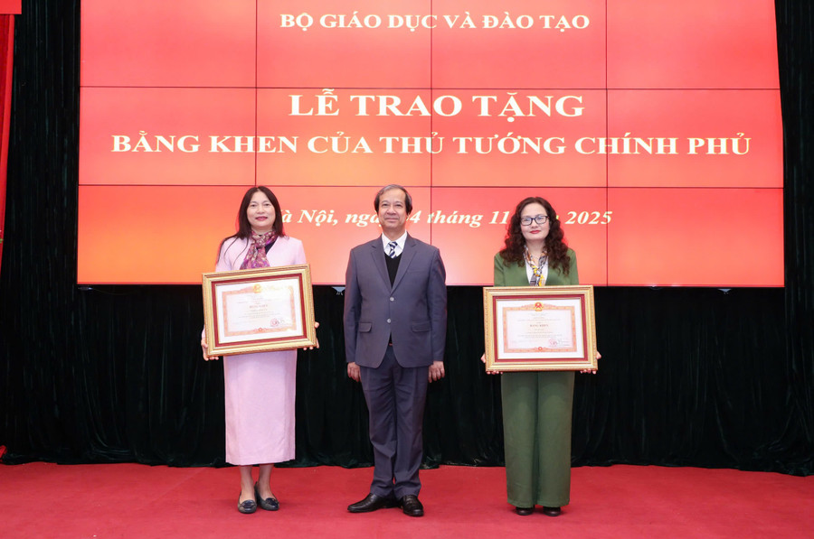 Bộ trưởng Nguyễn Kim Sơn trao Bằng khen của Thủ tướng Chính phủ cho các cá nhân. 6.jpg