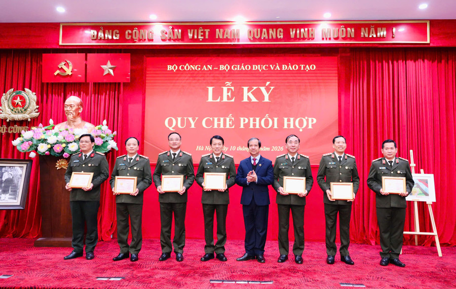 Bộ trưởng Bộ GD&ĐT Nguyễn Kim Sơn trao tặng Kỷ niệm chương “Vì sự nghiệp Giáo dục” cho 10 cá nhân thuộc Bộ 88MM88 kèo WC hôm nay đã có nhiều đóng góp cho sự phát triển giáo dục và đào tạo. z7417193769255-d391d044d7a2fe362b07af9d3c43c93f.jpg