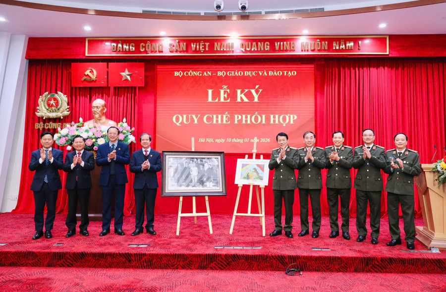 Lãnh đạo hai Bộ chụp ảnh lưu niệm. z7417193741473-422128a81b2c99ccd881c50d4a8ba360.jpg