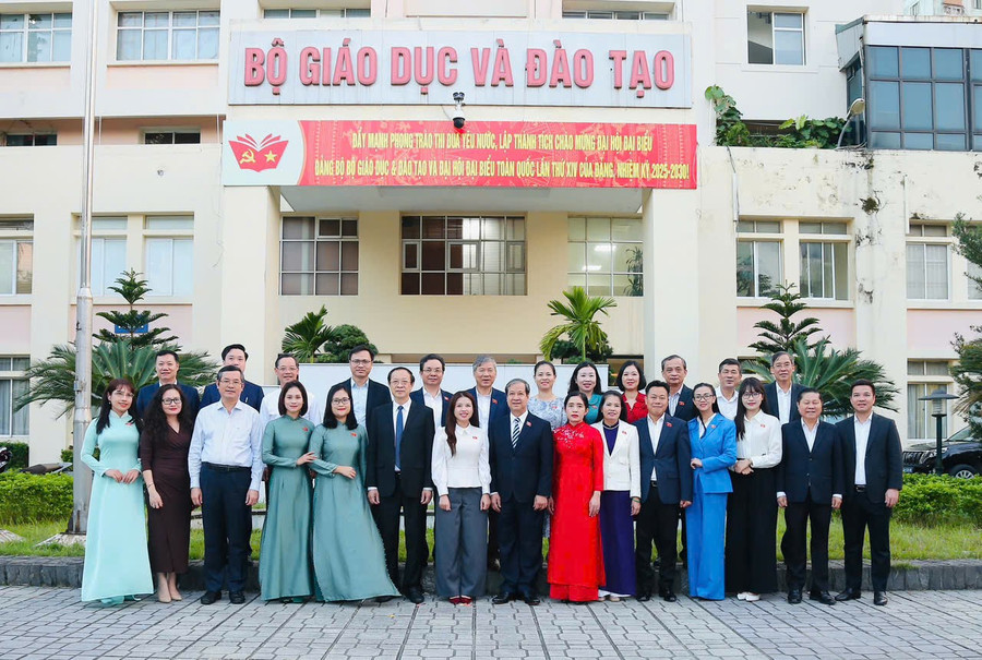 Lãnh đạo Bộ chụp ảnh lưu niệm cùng các đại biểu Quốc hội công tác trong ngành Giáo dục. 1-217.jpg