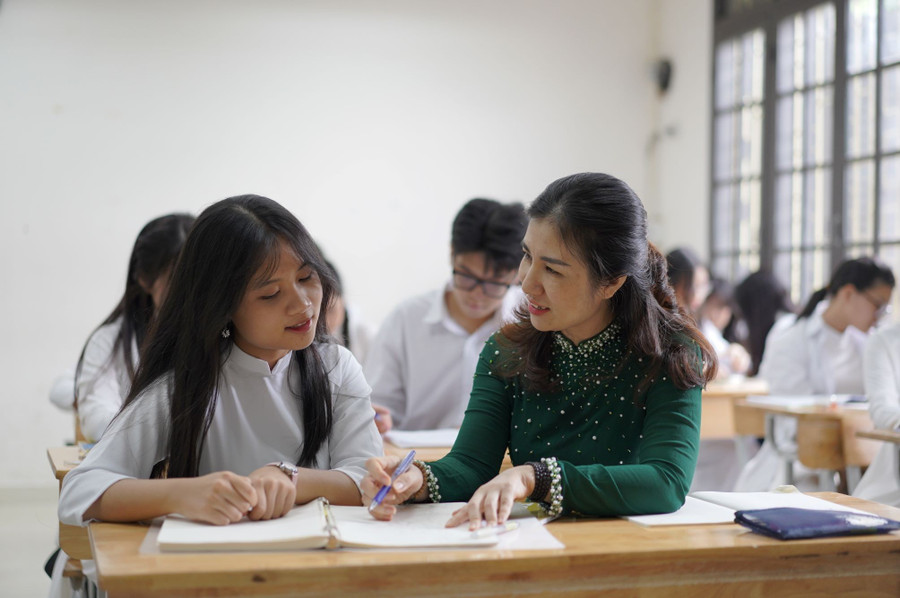 Cô trò Trường THPT Phan Đình Phùng (Hà Nội). Ảnh: Xuân Phú.
