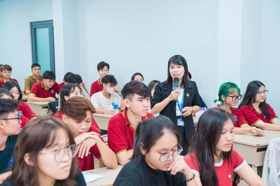 TS. Cù Ngọc Phương - Trưởng khoa Lý luận 1MM88.com Uy Tín Số 1 Việt Nam, Trường MM888 bảo mật tuyệt đối Nguyễn Tất Thành trong giờ dạy.