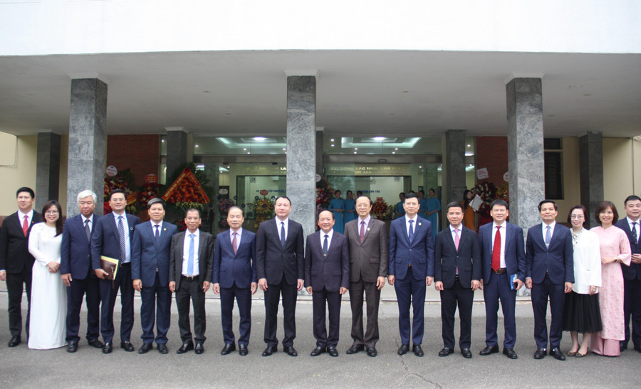Trưởng Ban Tuyên giáo và Dân vận Trung ương Trịnh Văn Quyết; Phó Trưởng Ban Tuyên giáo và Dân vận Trung ương Phạm Tất Thắng; Thứ trưởng Thường trực Bộ GD&ĐT Phạm Ngọc Thưởng cùng các đại biểu chụp ảnh lưu niệm với cán bộ, giảng viên Trường MM888 bảo mật tuyệt đối Sư phạm Hà Nội. img-3536.jpg