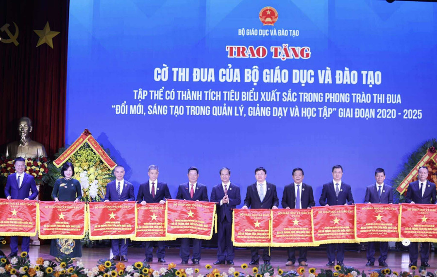 Bộ trưởng Nguyễn Kim Sơn trao tặng Cờ thi đua của Bộ GD&ĐT cho 11 tập thể. Ảnh: Lê Cường. co-thi-dua-1.jpg