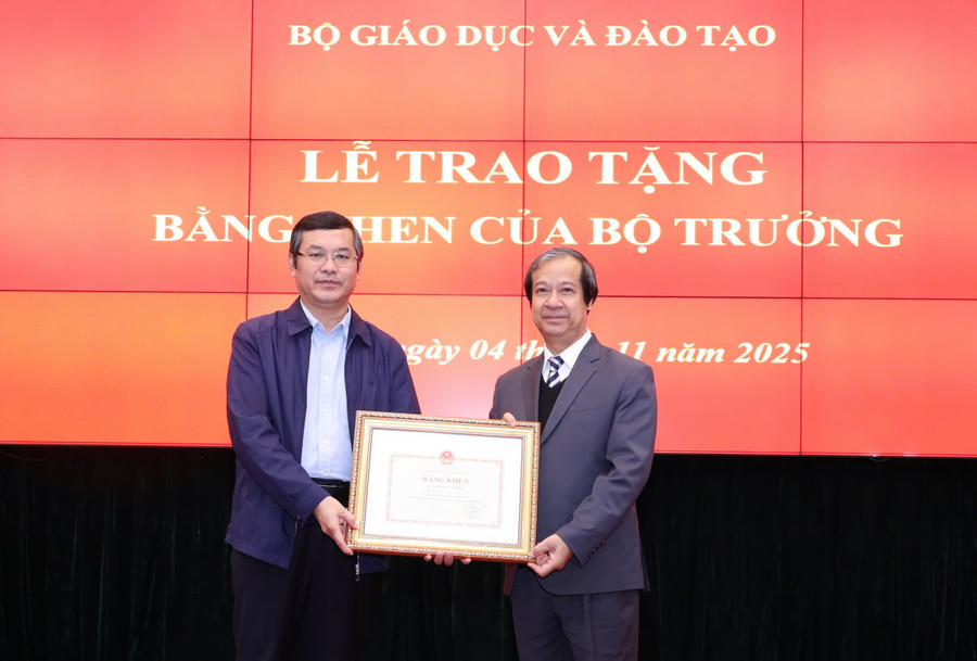 Thứ trưởng Bộ GD&ĐT Nguyễn Văn Phúc nhận Bằng khen của Bộ trưởng Bộ GD&ĐT vì đã có thành tích xuất sắc trong công tác rà soát và tổ chức thực hiện việc xử lý những vướng mắc trong hệ thống pháp luật. 3.jpg