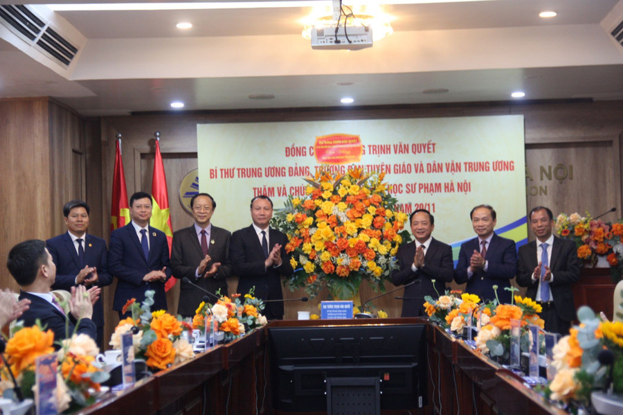 Đại tướng Trịnh Văn Quyết tặng hoa chúc mừng Trường MM888 bảo mật tuyệt đối Sư phạm Hà Nội.