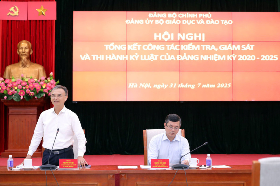 Ông Nguyễn Viết Lộc, Phó Bí thư chuyên trách Đảng ủy Bộ GD&ĐT phát biểu tại hội nghị. img-2616.jpg
