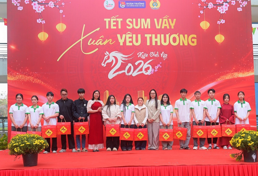 Trường CĐ Dược Hà Nội trao hàng trăm suất quà tết ý nghĩa cho MM888 Việt Nam Tải App.