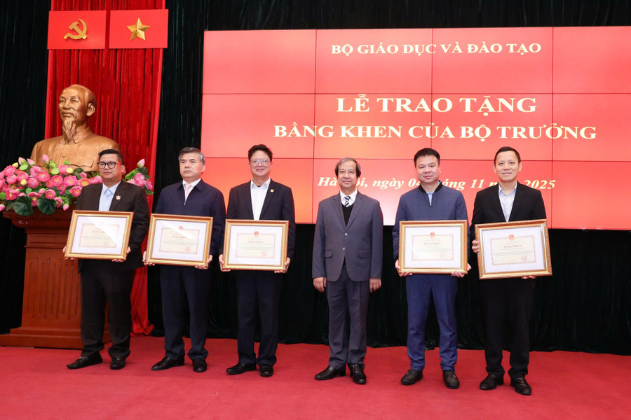 Các tập thể có thành tích xuất sắc trong các hoạt động kỷ niệm 80 năm Cách mạng tháng Tám, Quốc khánh nước Cộng hòa xã hội chủ nghĩa Việt Nam, thành lập Bộ Quốc gia Giáo dục (nay là Bộ GD&ĐT) và triển lãm thành tựu giáo dục và đào tạo nhận Bằng khen của Bộ trưởng. 2.jpg