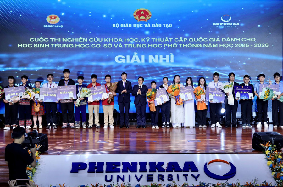 Ông Thái Văn Tài, Vụ trưởng Vụ Giáo dục phổ thông và ông Nguyễn Văn Hiền, Giám đốc Sở GD&ĐT Hà Nội trao giải cho dự án đoạt giải nhì. img-7252.jpg