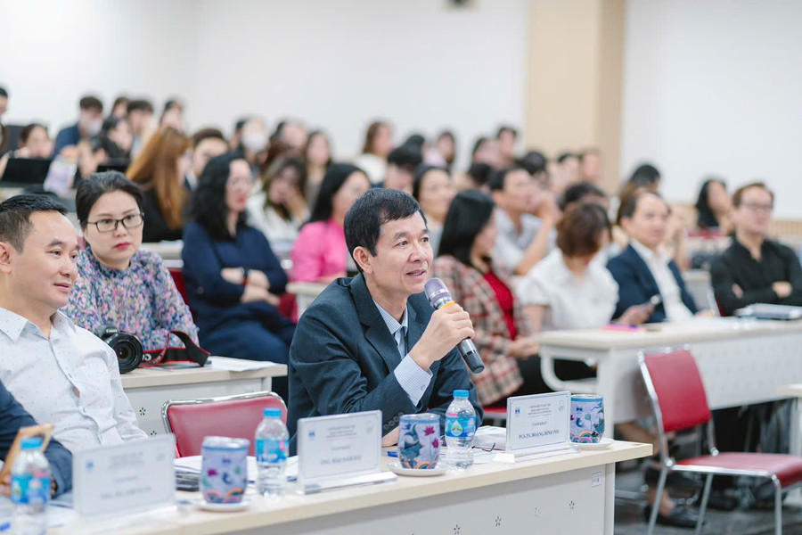 PGS.TS. Hoàng Đình Phi, Hiệu trưởng Trường Quản trị và Kinh doanh - ĐHQG Hà Nội trong vai trò giám khảo tại vòng chung kết. hsb2.jpg