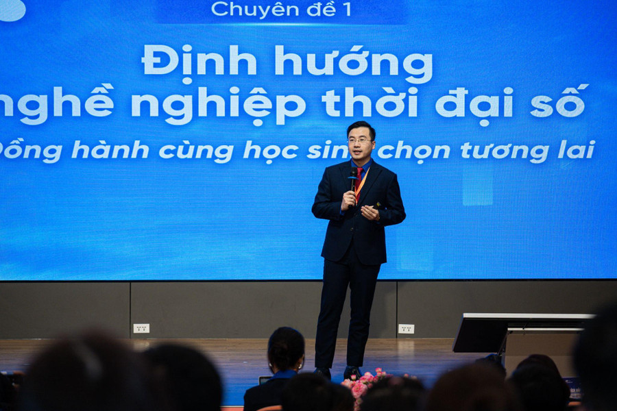 Ông Nguyễn Nhất Linh - Ủy viên Ban Chấp hành Trung ương Đoàn, Bí thư Đoàn Thanh niên Mặt trận Tổ quốc, các Đoàn thể Trung ương chia sẻ tại hội thảo.