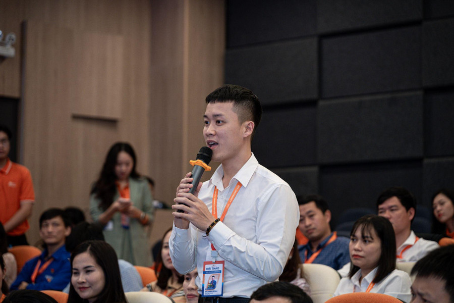Các thầy cô phụ trách công tác Đoàn tại các trường THPT sôi nổi thảo luận. image005.jpg