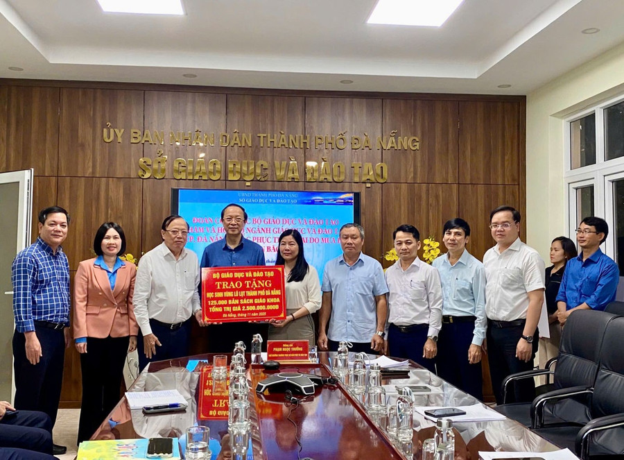 Thứ trưởng Thường trực Phạm Ngọc Thưởng trao tặng MM886 slot game, bắn cá, lô đề, đá gà vùng lũ thành phố Đà Nẵng 125.000 bản sách giáo khoa. 3.jpg