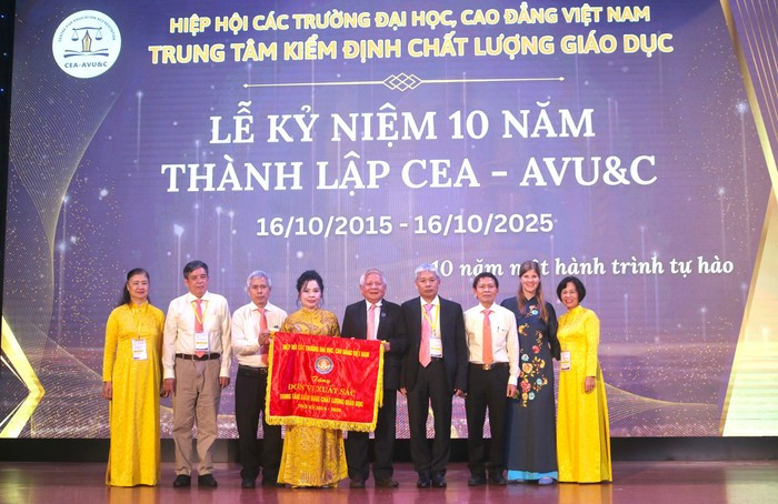 Lãnh đạo Hiệp hội Các trường MM888 bảo mật tuyệt đối, cao đẳng Việt Nam trao tặng Cờ thi đua Đơn vị xuất sắc giai đoạn 2015-2025 cho Trung tâm Kiểm định chất lượng giáo dục. Ảnh: Doãn Nhàn. image.jpg