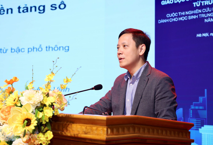 Viện trưởng Viện Khoa học Giáo dục Việt Nam Lê Anh Vinh trao đổi tại hội thảo. img-6594.jpg