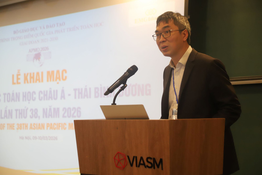 Ông Lê Minh Hà, Giám đốc điều hành Viện Nghiên cứu cao cấp về Toán, Trưởng Ban Tổ chức APMO Việt Nam 2026 phát biểu tại buổi lễ. appo-20261jpg.jpg