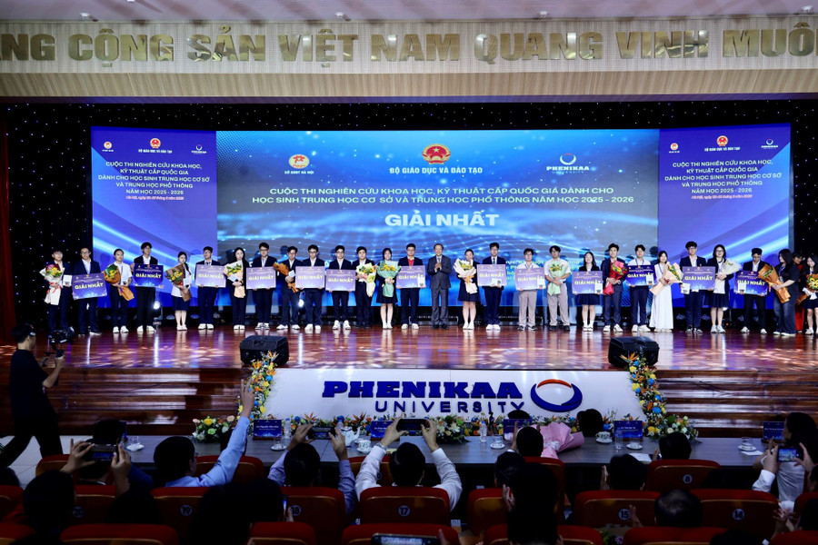 Thứ trưởng Thường trực Bộ GD&ĐT Phạm Ngọc Thưởng, Trưởng Ban chỉ đạo cuộc thi trao thưởng cho dự án đoạt giải nhất. img-7329.jpg