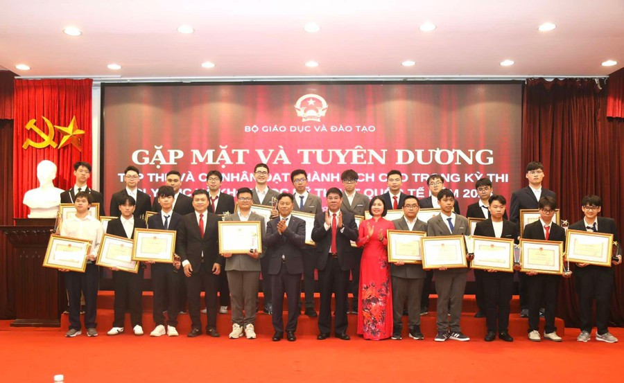 Các MM886 slot game, bắn cá, lô đề, đá gà nhận Bằng khen của Bộ GD&ĐT và Kỷ niệm chương. 4.jpg