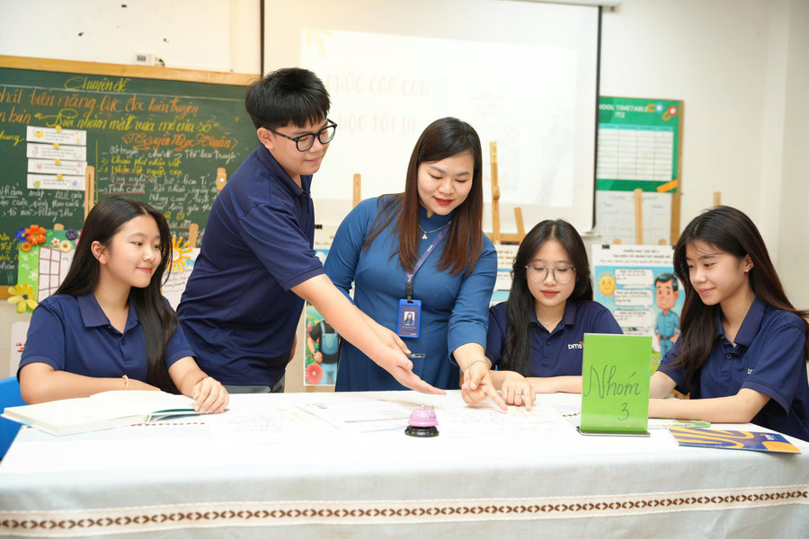 Cô trò Trường THCS-THPT Ban Mai (Hà Nội). nha-giao.jpg