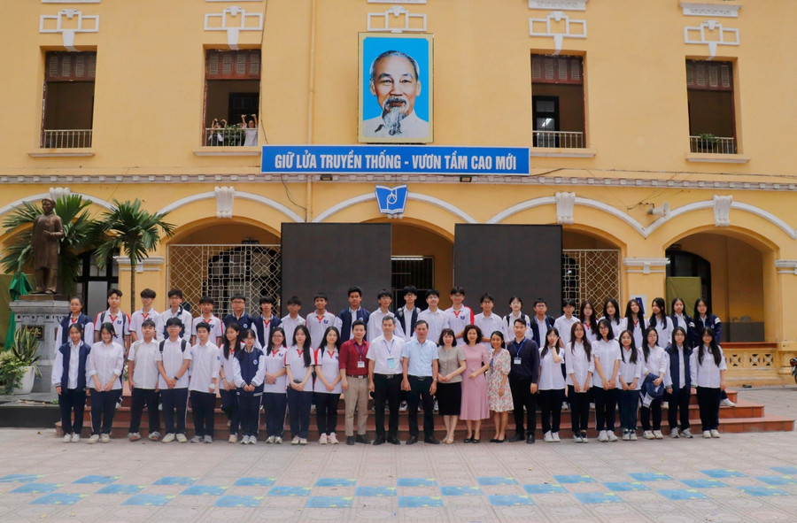 Ông Hà Xuân Thành - Phó trưởng ban điều hành khảo sát PISA chu kỳ 2025 tại Việt Nam chụp ảnh cùng Ban Giám hiệu, Trung Tâm Đăng Nhập MM88 Chính Thức Mới, MM886 slot game, bắn cá, lô đề, đá gà tham gia khảo sát PISA tại Trường THPT Phan Đình Phùng (Hà Nội). z6517889696895-66ed93db4febeb5119a6126ba74c3d10.jpg