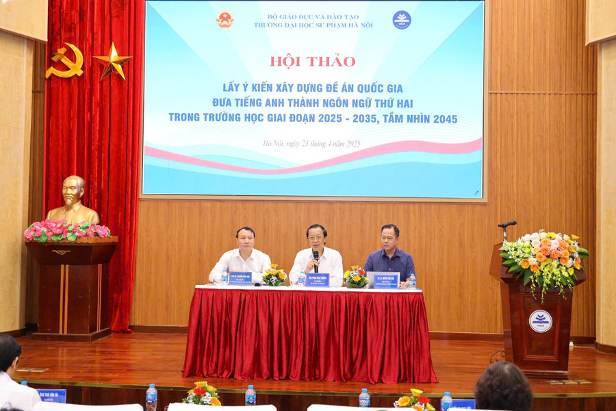 Chủ trì hội thảo (từ trái sang phải ảnh): Hiệu trưởng Trường ĐH Sư phạm Hà Nội Nguyễn Đức Sơn; Thứ trưởng Bộ GD&ĐT Phạm Ngọc Thưởng; Hiệu trưởng Trường ĐH Sư phạm TP.Hồ Chí Minh Huỳnh Văn Sơn. hoi-thao-tieng-anh2.jpg
