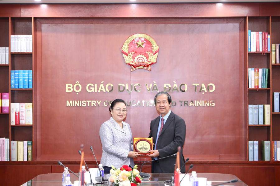 bt-tiep-dai-su-lao1.jpg