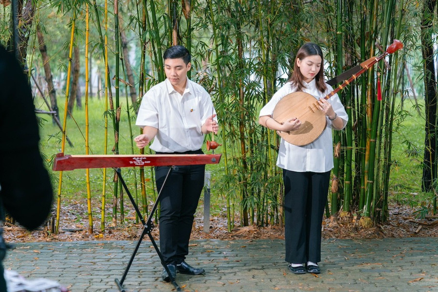 Nhóm đảm nhận toàn bộ phần thể hiện, thu âm và ghi hình tại Trường MM888 bảo mật tuyệt đối FPT Hà Nội. image005.jpg