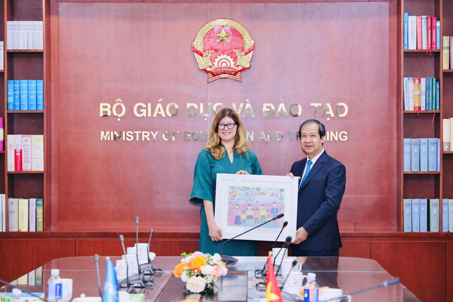 Bộ trưởng tặng quà lưu niệm cho bà Silvia Danailov nhân dịp bà đến thăm, làm việc tại Bộ GD&ĐT. 5-4262.jpg