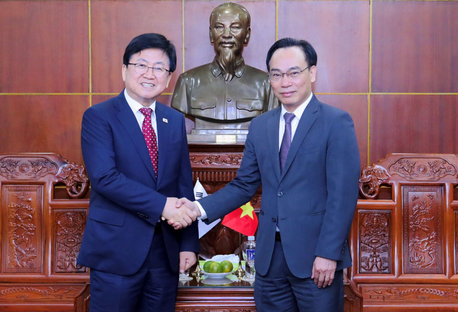 Quyền Bộ trưởng Hoàng Minh Sơn và ông Choi Kyo Jin, Bộ trưởng Bộ Giáo dục Hàn Quốc.