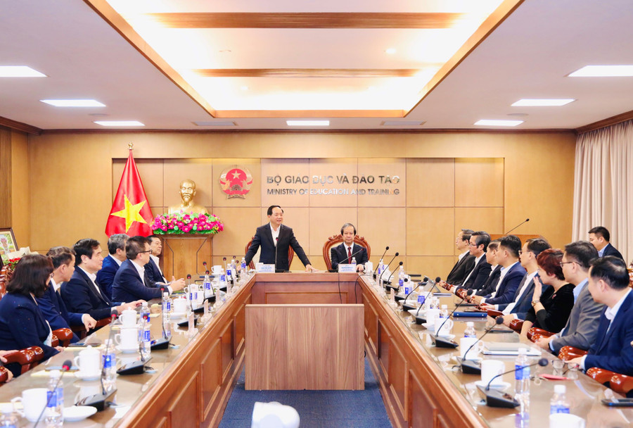 Đại tướng Trịnh Văn Quyết, Bộ trưởng Nguyễn Kim Sơn chủ trì buổi gặp mặt. img-9082.jpg