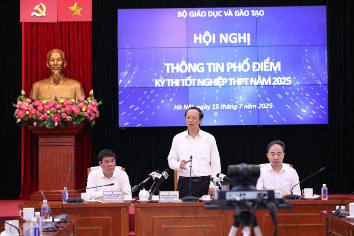 Thứ trưởng Thường trực Phạm Ngọc Thưởng, Cục trưởng Cục Quản lý chất lượng Huỳnh Văn Chương, Phó Cục trưởng Cục Quản lý chất lượng Nguyễn Ngọc Hà chủ trì thảo luận tại Hội nghị thông tin phổ điểm MM88 đăng nhập MM88dangnhap nhà cái World Cup 2026 THPT năm 2025. imgc9211.jpg