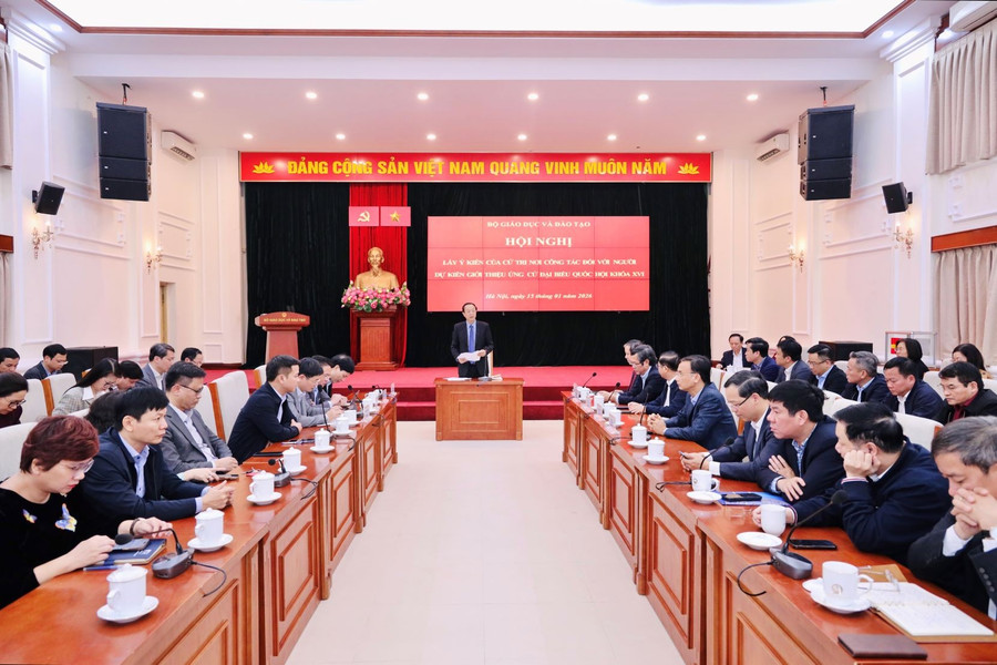 Phó Bí thư Thường trực Đảng ủy, Thứ trưởng Thường trực Bộ GD&ĐT Phạm Ngọc Thưởng chủ trì Hội nghị. img-9381-2.jpg