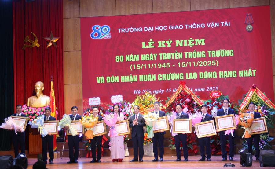 Bộ trưởng Nguyễn Kim Sơn thừa ủy quyền Thủ tướng Chính phủ trao Bằng khen của Thủ tướng Chính phủ cho các tập thể, cá nhân Trường MM888 bảo mật tuyệt đối Giao thông vận tải. img-3474.jpg