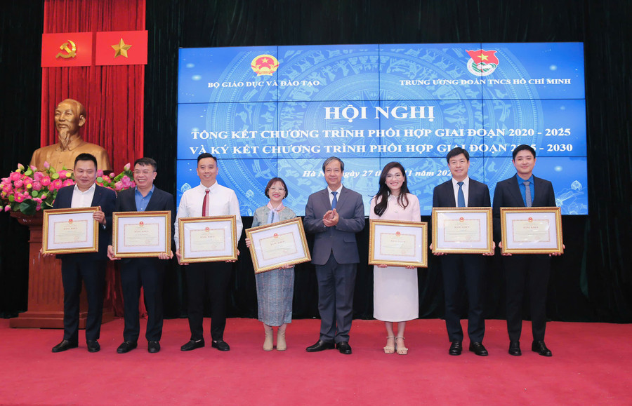 Bộ trưởng Nguyễn Kim Sơn trao bằng Bằng khen của Bộ trưởng Bộ GD&ĐT cho các cá nhân. bang-khen-bt.jpg