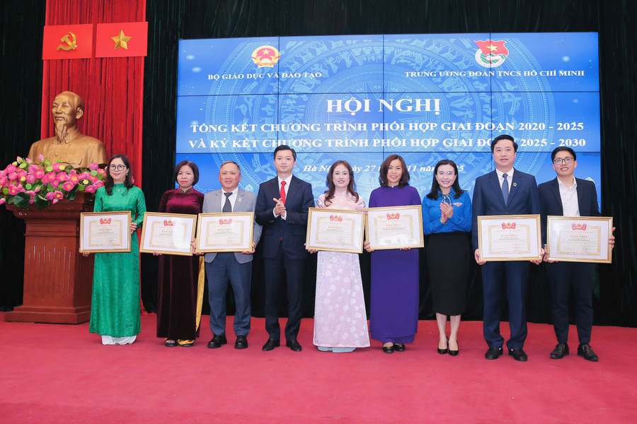 Bí thư Trung ương Đoàn THCS Hồ Chí Minh Nguyễn Minh Triết trao Bằng khen Ban Chấp hành Trung ương Đoàn cho các cá nhân. bang-khen-tw-doan.jpg