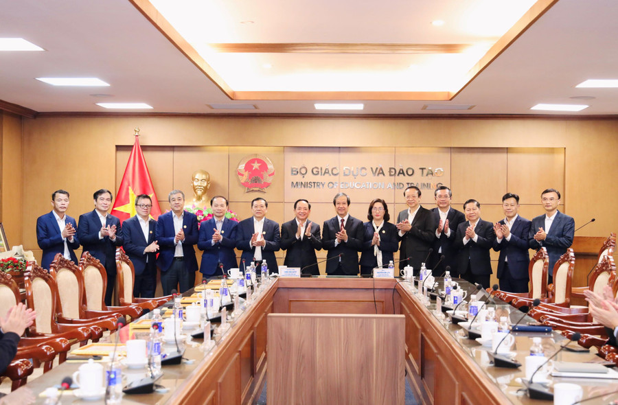 Các đại biểu chụp ảnh lưu niệm tại buổi gặp mặt. img-9167.jpg