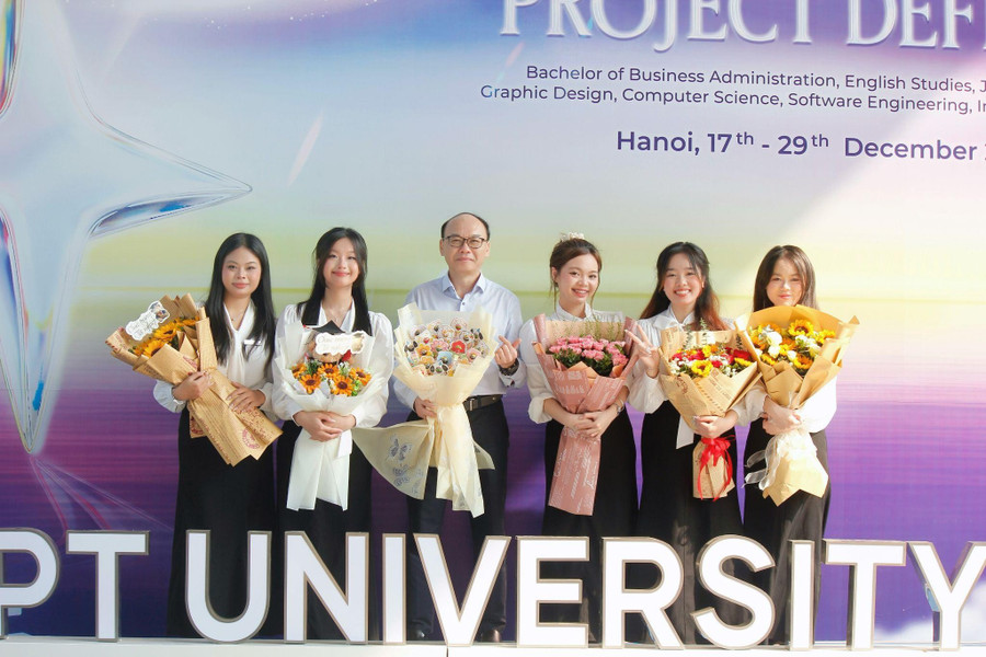 Nhóm dự án Oh!Bầu chụp cùng giảng viên hướng dẫn Lê Hoàng Anh (giữa) tại buổi bảo vệ đồ án MM88dangnhap nhà cái World Cup 2026.