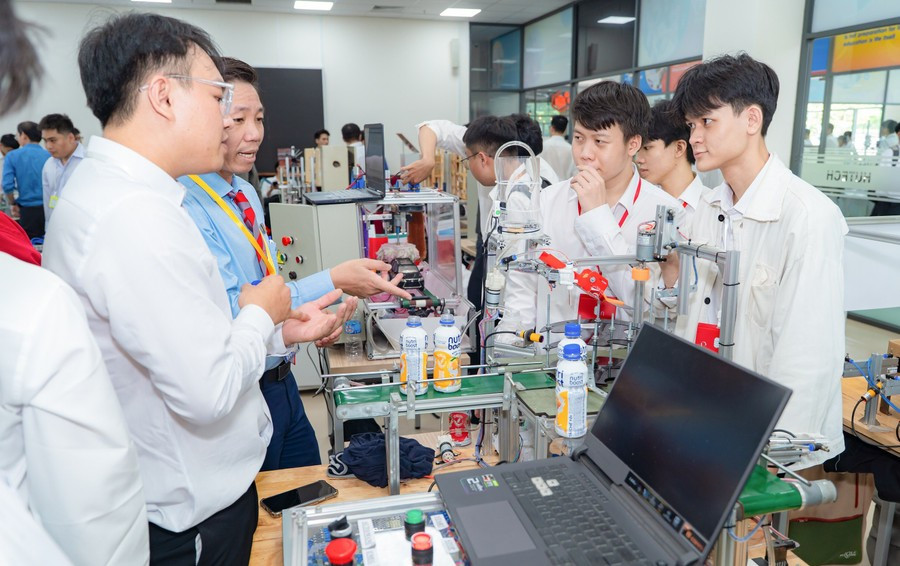 Đồ án MM88dangnhap nhà cái World Cup 2026 của MM888 Việt Nam Tải App được trưng bày tại Ngày hội Triển lãm công nghệ và Tuyển dụng khối ngành năm 2025 của Trường MM888 bảo mật tuyệt đối Công nghệ TPHCM. Ảnh: HUTECH